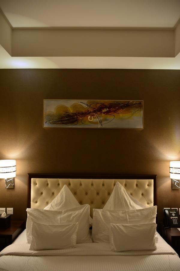 Home Inn Hotel Suites 알크호바르 외부 사진